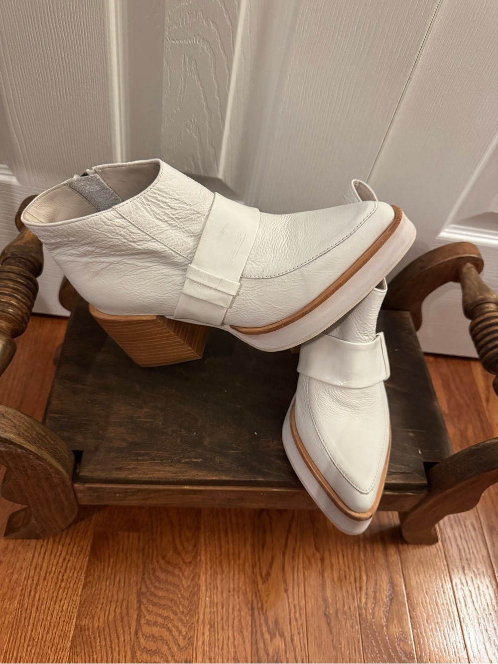 Rotunda Loupe White Leather Ankle Booties Women’s Size 7